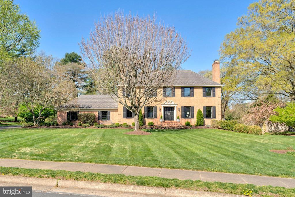 6363 Lynwood Hill Rd in McLean, VA - Building Photo