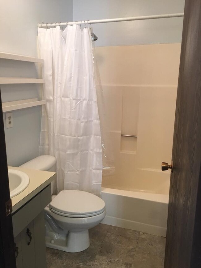 10102 N Fairview Rd, Unit Apartment #2 in Spokane, WA - Building Photo - Building Photo