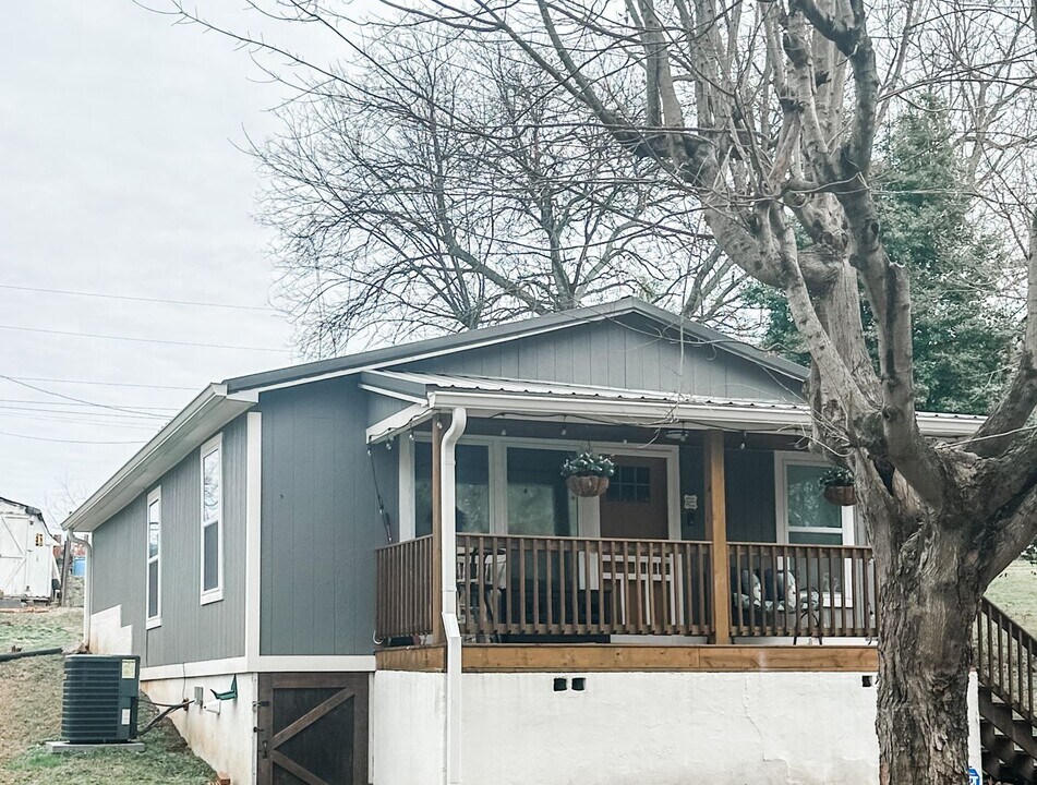 703 N D St in Lenoir City, TN - Building Photo