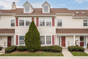 28 Stratford Rd in Oyster Bay, NY - Building Photo