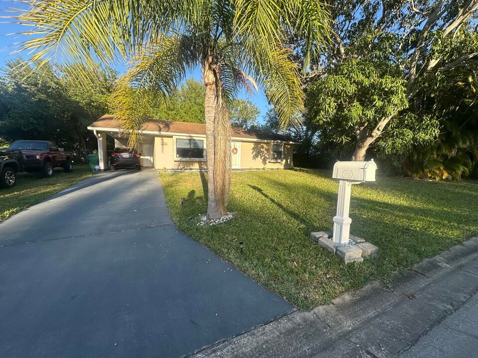 1818 SE Vesthaven Ct in Port St. Lucie, FL - Building Photo