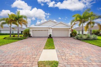 14610 Edgewater Cir in Naples, FL - Foto de edificio - Building Photo