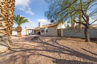 6316 W La Madre Way in Las Vegas, NV - Building Photo - Building Photo