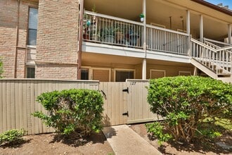 2100 Wilcrest Dr in Houston, TX - Foto de edificio - Building Photo