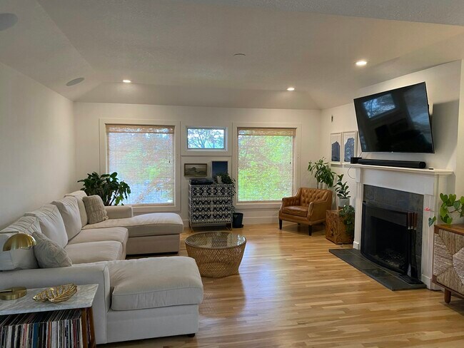 1010 Laurel St in Lake Oswego, OR - Building Photo - Building Photo