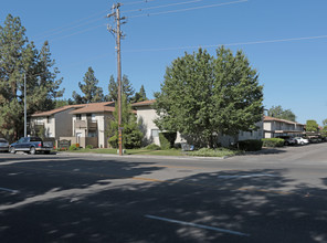 Edgewood Apartments in Clovis, CA - Building Photo - Building Photo