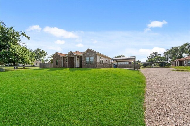 14103 Overstreet Dr in Willis, TX - Building Photo - Building Photo