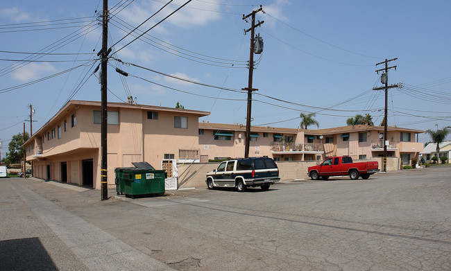 Bon Marche Apartments in Santa Ana, CA - Foto de edificio - Building Photo