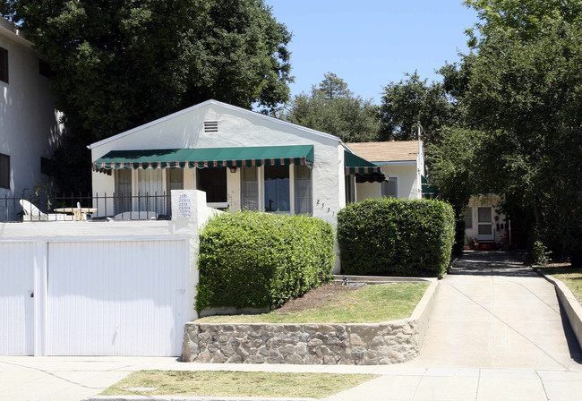 2331 Florencita Ave in Montrose, CA - Foto de edificio - Building Photo