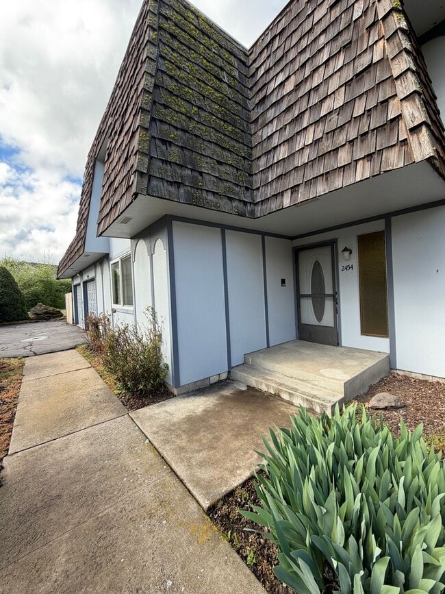 2454 Hawkins St in Klamath Falls, OR - Building Photo - Building Photo