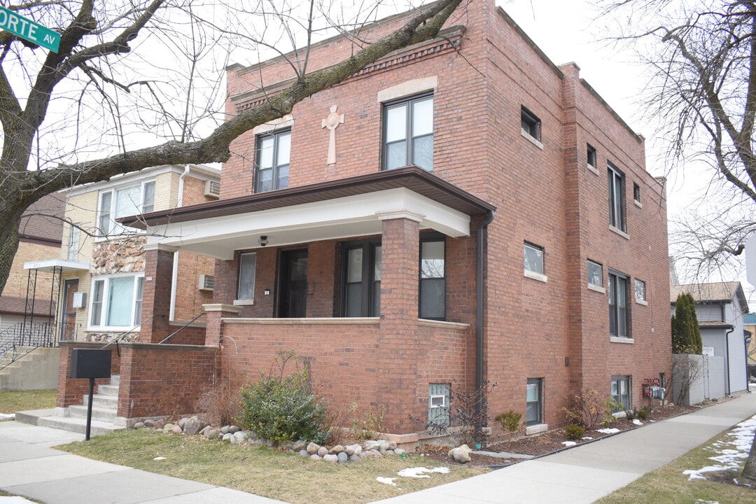 4932 W Montrose Ave, Unit Garden in Chicago, IL - Building Photo