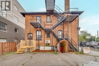 961 Ouellette Ave in Windsor, ON - Foto de edificio - Building Photo