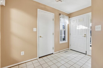 8341 Marketree Cir in Gaithersburg, MD - Foto de edificio - Building Photo