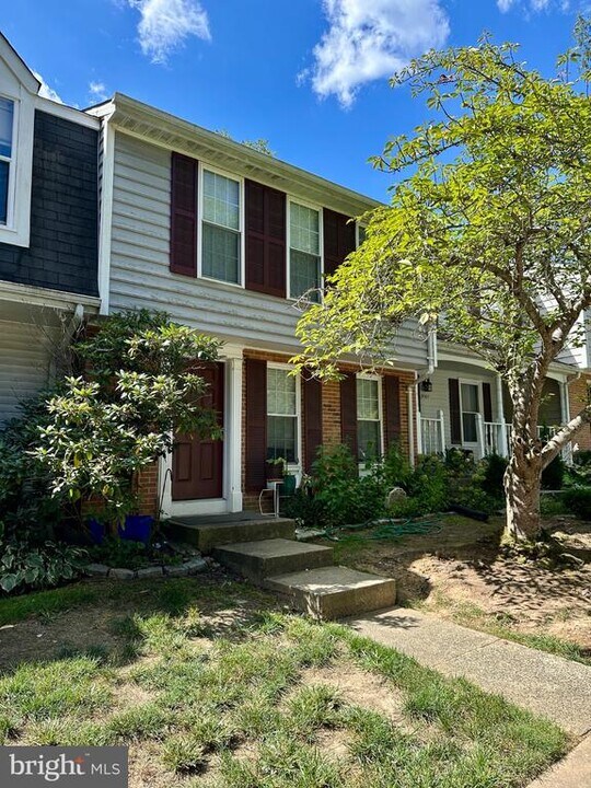 9165 Forest Lawn Ct in Springfield, VA - Building Photo