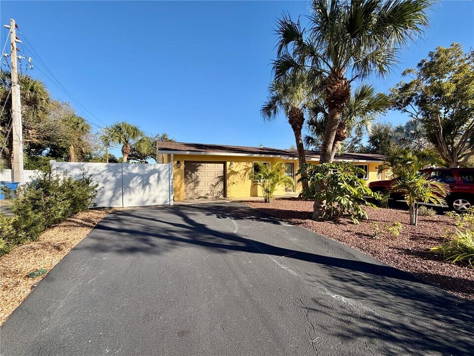 225 70th St N in St. Petersburg, FL - Building Photo