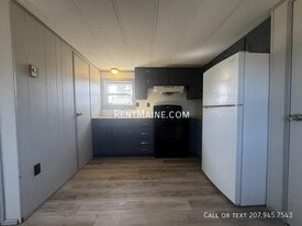 513 Main St in Vassalboro, ME - Building Photo