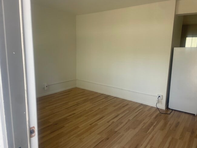 2703 Nelson Ave, Unit Quiet Studio in Redondo in Redondo Beach, CA - Foto de edificio - Building Photo