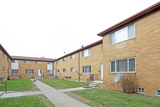 Carleton Apartments in Warren, MI - Building Photo - Building Photo