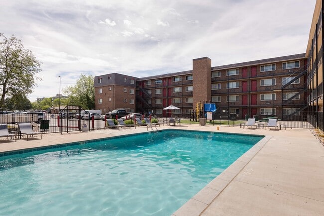Meridian Garden Apartments in Denver, CO - Foto de edificio - Building Photo