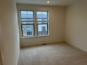 20973 Bluebird Sq in Sterling, VA - Foto de edificio - Building Photo