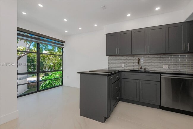 17620 Atlantic Blvd in Sunny Isles Beach, FL - Foto de edificio - Building Photo