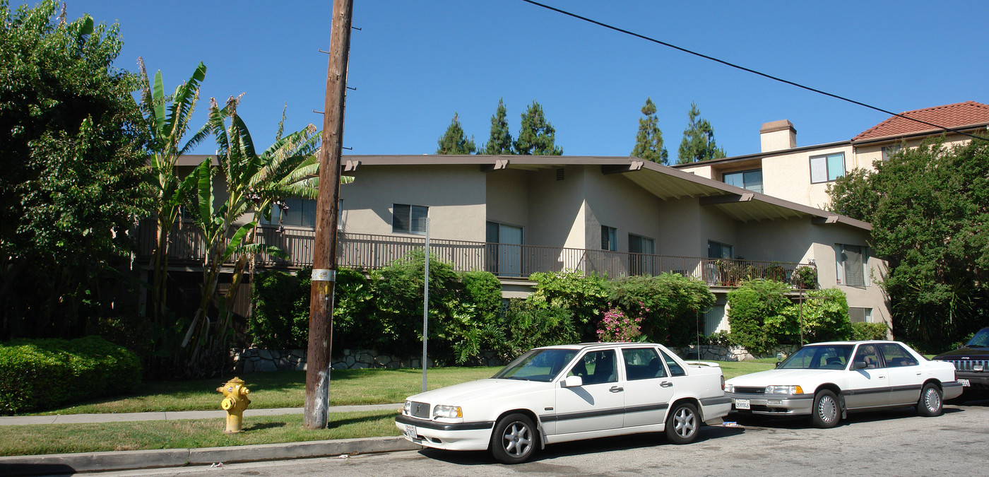 Tarzana Gardens in Tarzana, CA - Building Photo