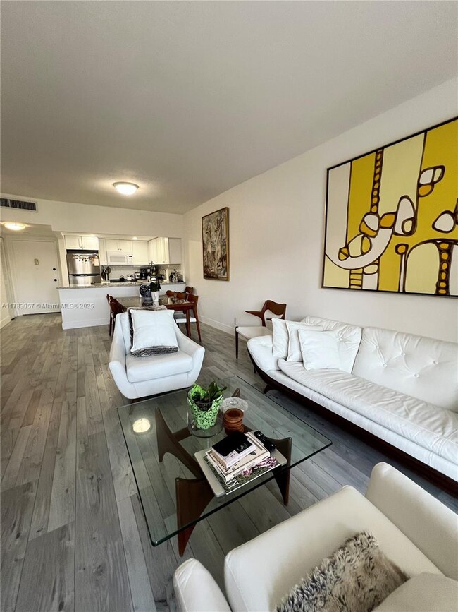 100 Edgewater Dr in Miami, FL - Building Photo - Building Photo