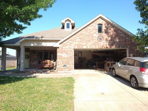 1813 Berkley Dr in Red Oak, TX - Foto de edificio - Building Photo