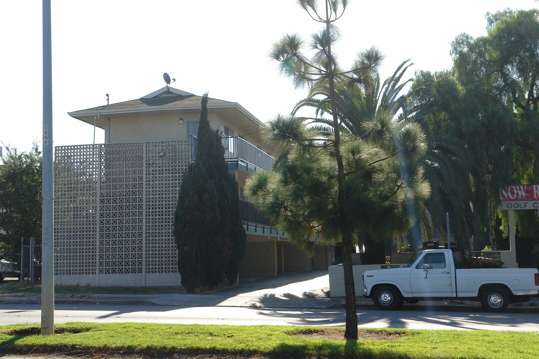 Golf Club Manor Apartments in Hayward, CA - Building Photo