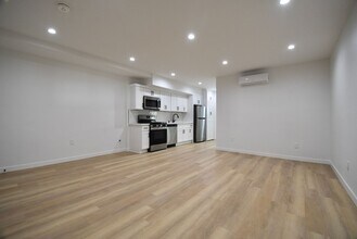 13846 Sherman Way, Unit 105 in Los Angeles, CA - Building Photo - Building Photo