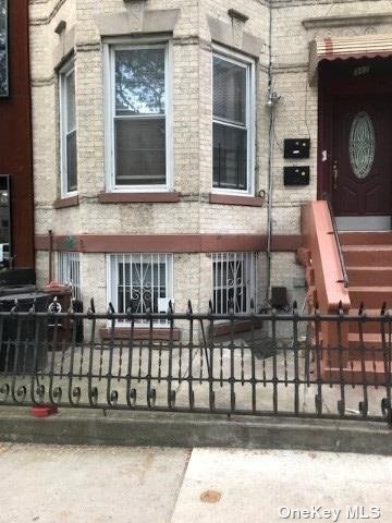 317 Cornelia St in Brooklyn, NY - Building Photo