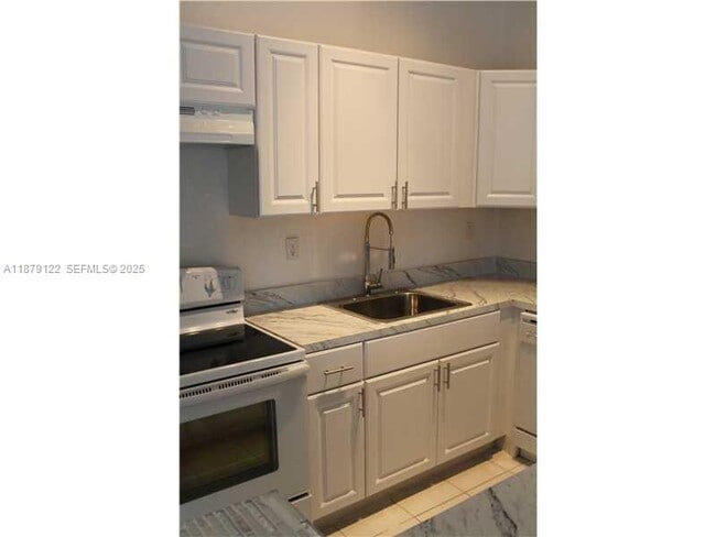 468 NE 206th Ln in Miami, FL - Foto de edificio - Building Photo