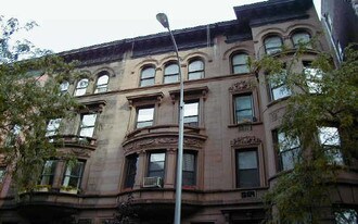 132 W 89th St in New York, NY - Building Photo