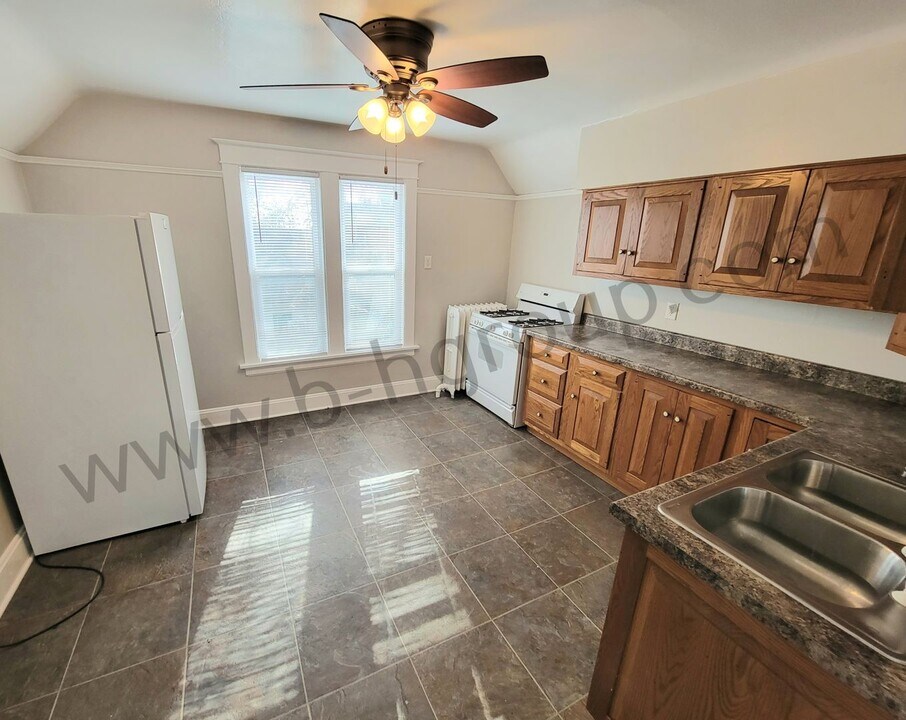 821 48th St-Unit -Upper in Kenosha, WI - Building Photo