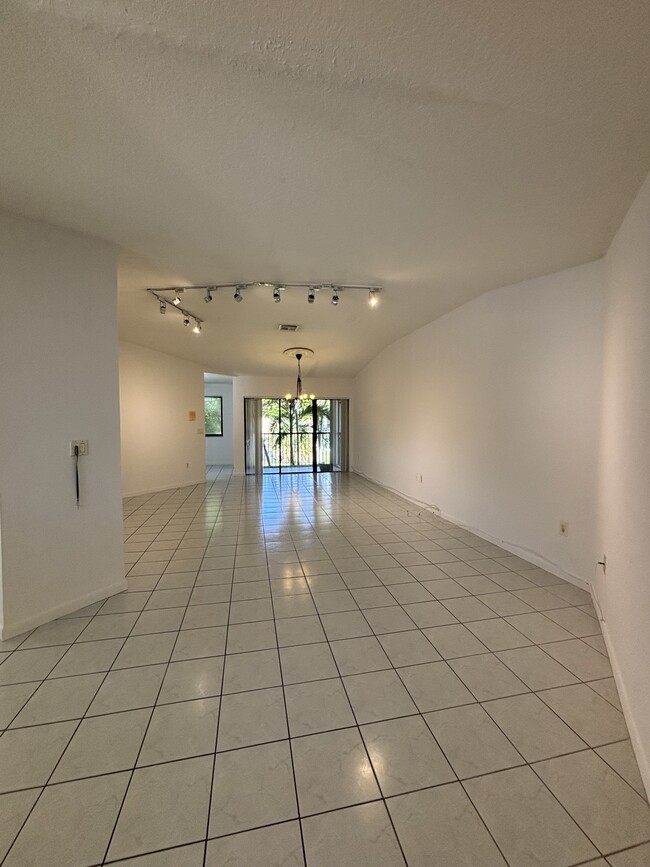 9688 SW 138th Ave in Miami, FL - Foto de edificio - Building Photo