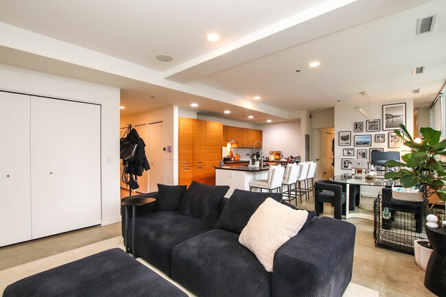 156 W Superior St in Chicago, IL - Foto de edificio - Building Photo