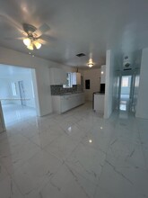 921 NE 154th St in North Miami Beach, FL - Foto de edificio - Building Photo