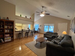 626 Bellingham Pl in Palm Harbor, FL - Foto de edificio - Building Photo