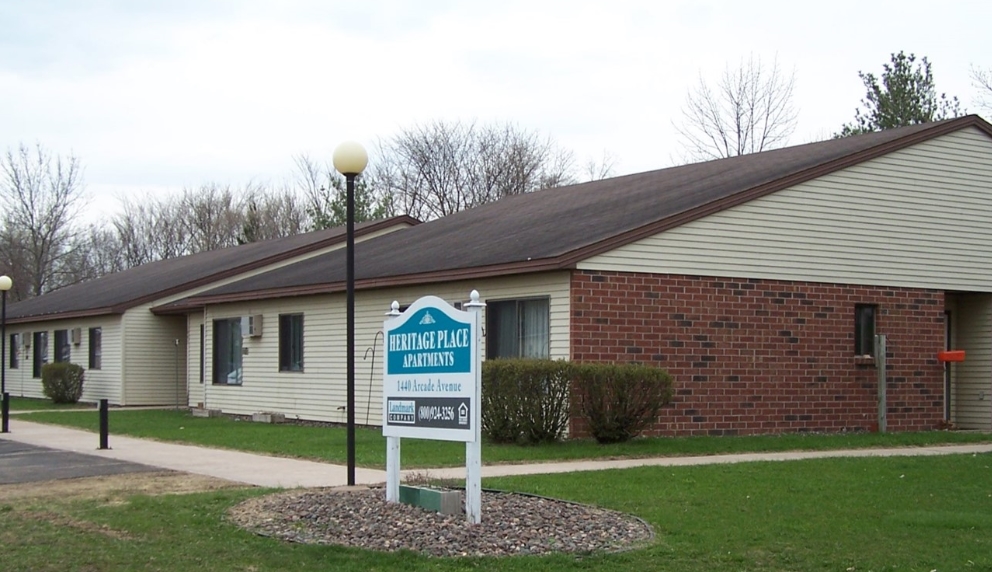 Heritage Place in Cumberland, WI - Foto de edificio