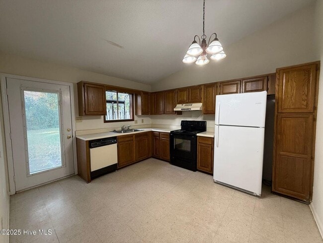 710 Pinewood Dr in Jacksonville, NC - Building Photo - Building Photo