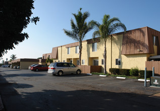 Castle Park Townhomes in Chula Vista, CA - Building Photo - Building Photo