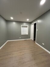 2900 S Quinn St, Unit 1F in Chicago, IL - Foto de edificio - Building Photo