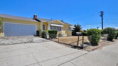16818 Upland Ave in Fontana, CA - Foto de edificio - Building Photo