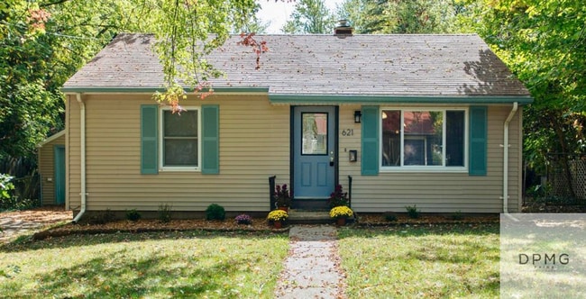 property at 621 W Hodge Ave