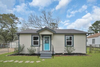 1017 Hazel Ave in Huntsville, TX - Building Photo - Building Photo