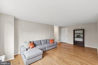 1200 S Arlington Ridge Rd in Arlington, VA - Building Photo - Building Photo