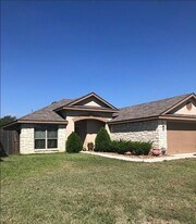 7727 Palomino Ct in Elmendorf, TX - Building Photo