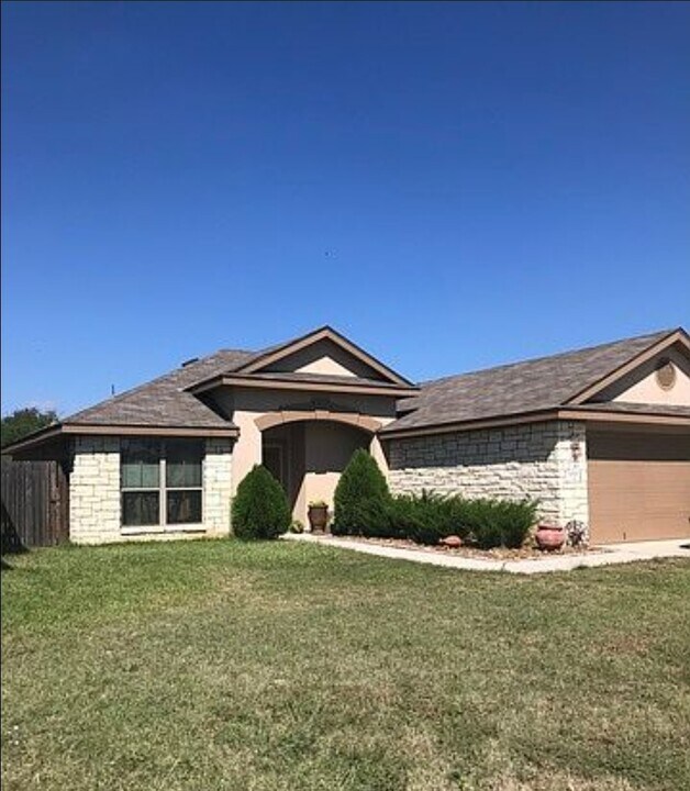7727 Palomino Ct in Elmendorf, TX - Foto de edificio