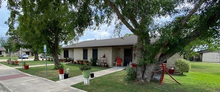 1200 Meadow Park Ln in Lockhart, TX - Building Photo - Building Photo