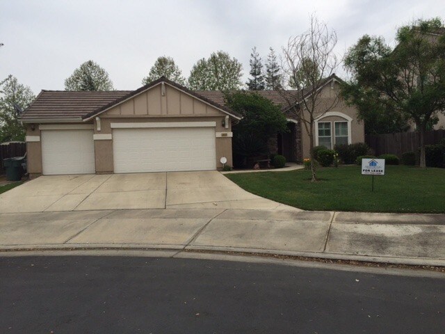3638 N Vickie Ct in Visalia, CA - Building Photo